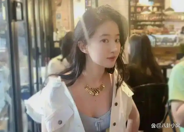 刘亦菲与友人火锅店聚餐被拍 身形清瘦腿型纤细 下楼步态轻盈展优雅